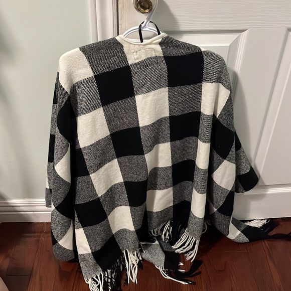✨2 for $10✨Ardene black and white plaid scarf poncho - Picture 2 of 3